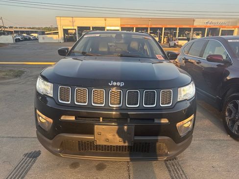 Used 2017 Jeep Compass Latitude w/ Popular Equipment Group AWD/4WD image 2