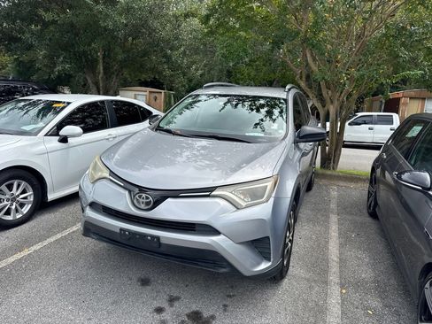 Used 2017 Toyota RAV4 LE FWD image 1