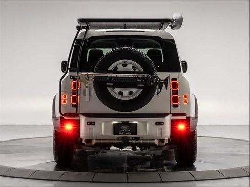 New 2024 Land Rover Defender 110 S image 4
