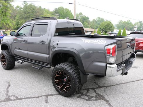 Used 2022 Toyota Tacoma TRD Off-Road AWD/4WD image 3