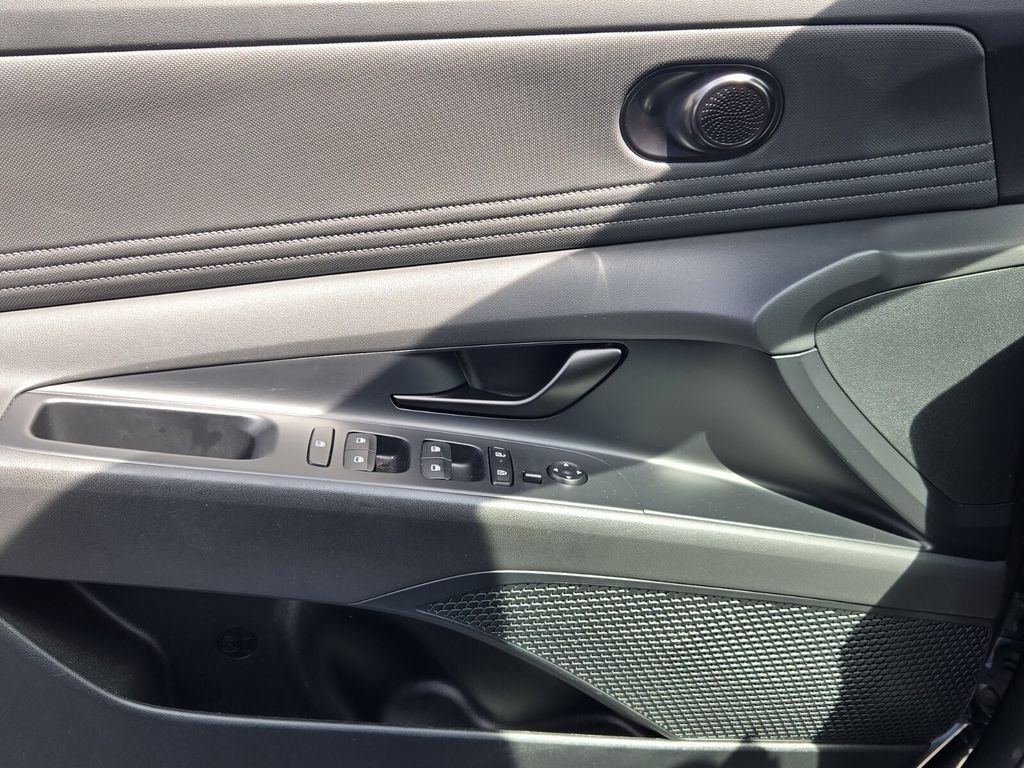 Certified 2025 Hyundai Elantra SEL FWD image 23