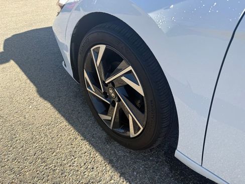 Used 2025 Hyundai Elantra SEL FWD image 11