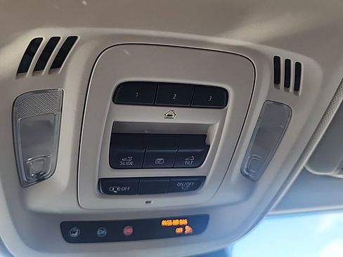 Used 2023 Buick Envision Avenir image 25