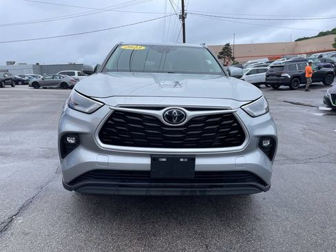 Used 2023 Toyota Highlander LE FWD image 5