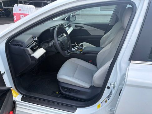 Used 2025 Toyota Camry XLE FWD image 6