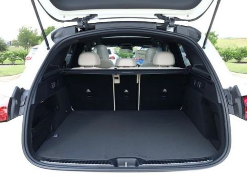 Used 2025 Mercedes-Benz GLC 300 4MATIC image 35