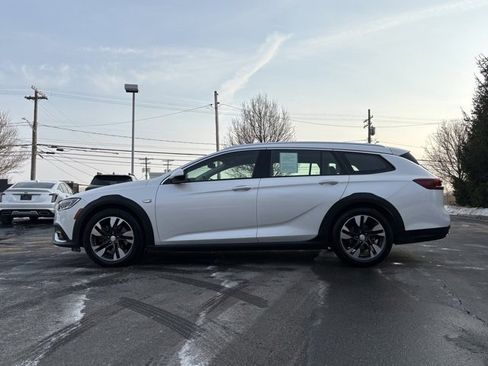 Used 2019 Buick Regal Essence w/ Driver Confidence Package I image 2