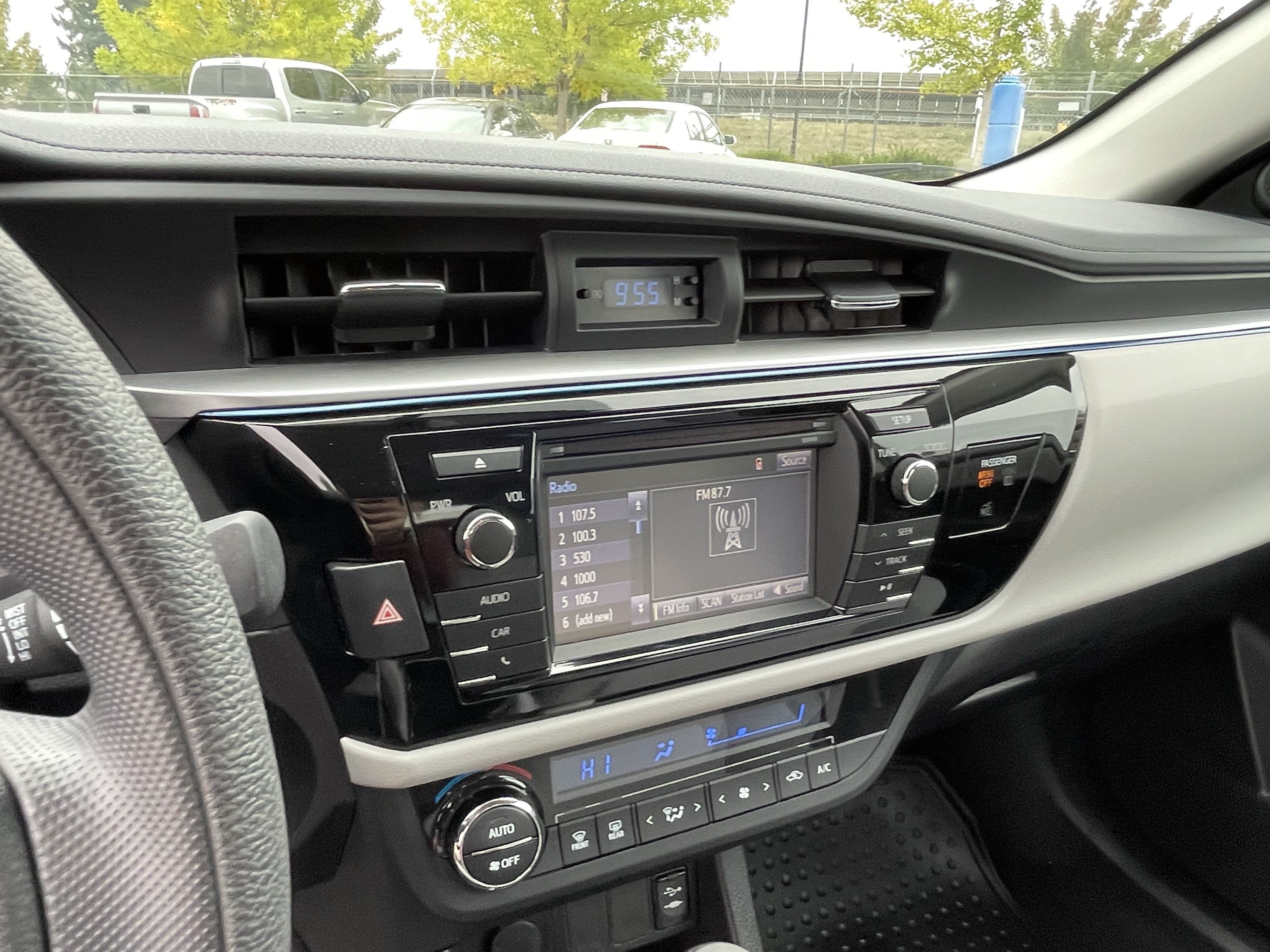 Used 2015 Toyota Corolla LE FWD image 22