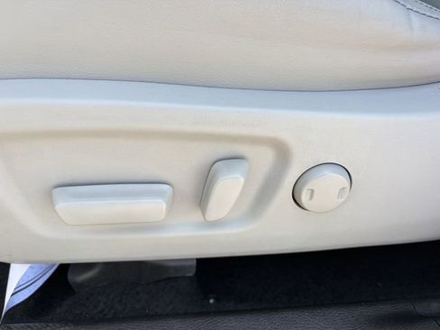 Used 2019 Toyota Highlander Plus FWD image 7