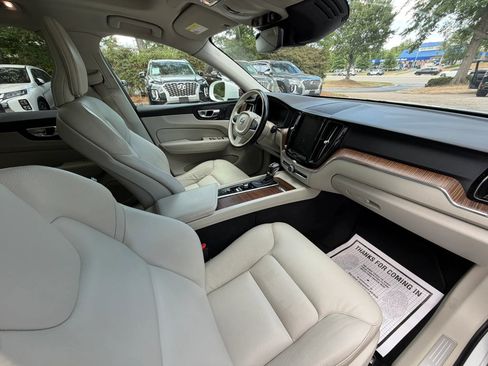 Used 2021 Volvo XC60 T6 Momentum AWD/4WD image 10