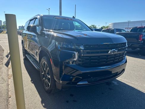 Used 2023 Chevrolet Suburban RST AWD/4WD image 3