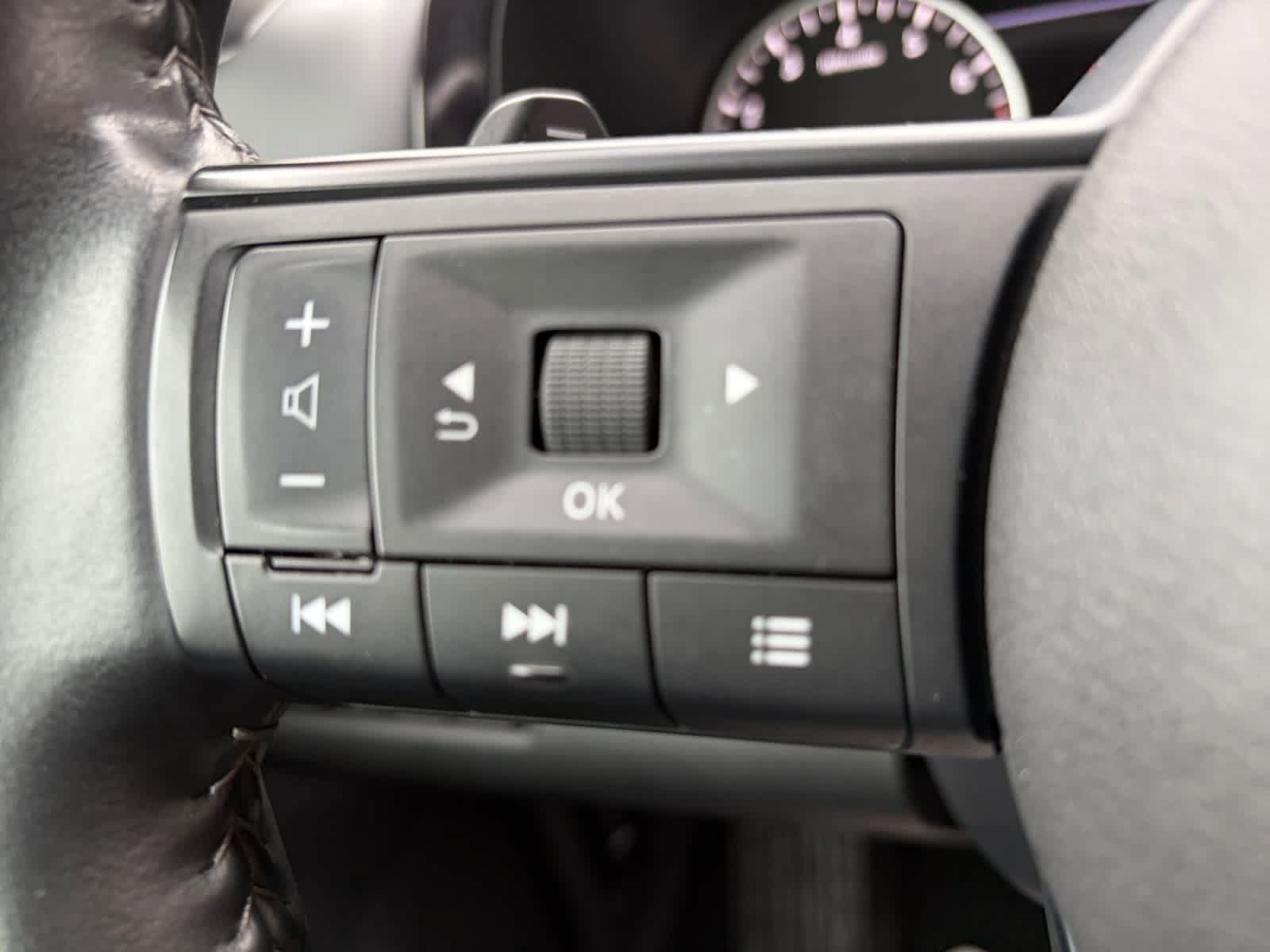 Used 2024 Nissan Pathfinder SV AWD/4WD image 35