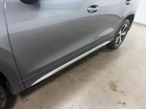 Certified 2025 Volkswagen Tiguan SE image 10