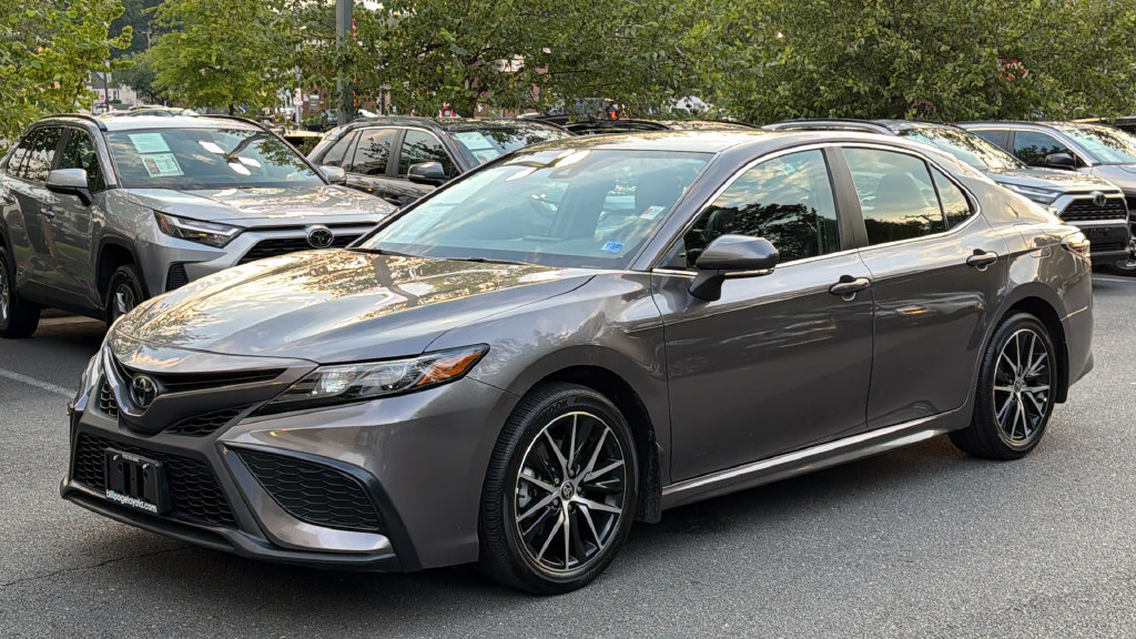 Used 2024 Toyota Camry SE FWD image 2