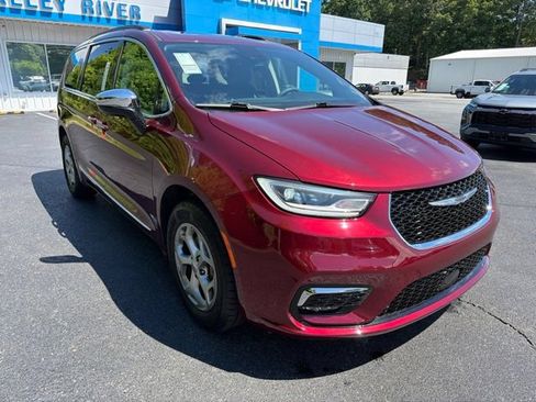 Used 2023 Chrysler Pacifica Limited AWD/4WD image 2