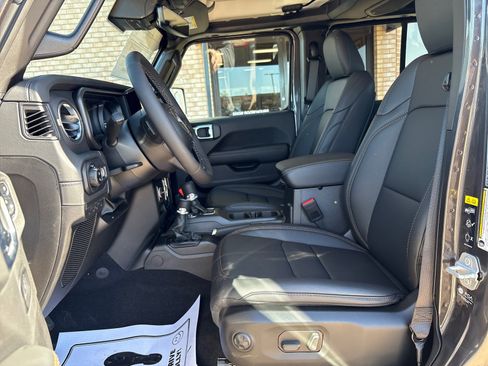 New 2025 Jeep Gladiator High Tide image 3