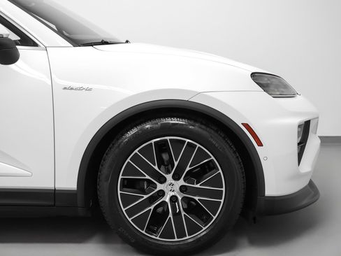 Certified 2025 Porsche Macan 4 Electric AWD/4WD image 14
