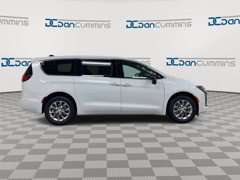 New 2027 Chrysler Pacifica Select AWD/4WD image 9