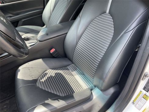 Used 2019 Toyota Camry SE w/ Convenience Package FWD image 12