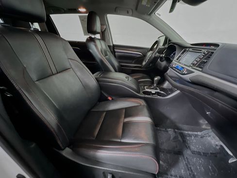 Used 2019 Toyota Highlander SE image 31