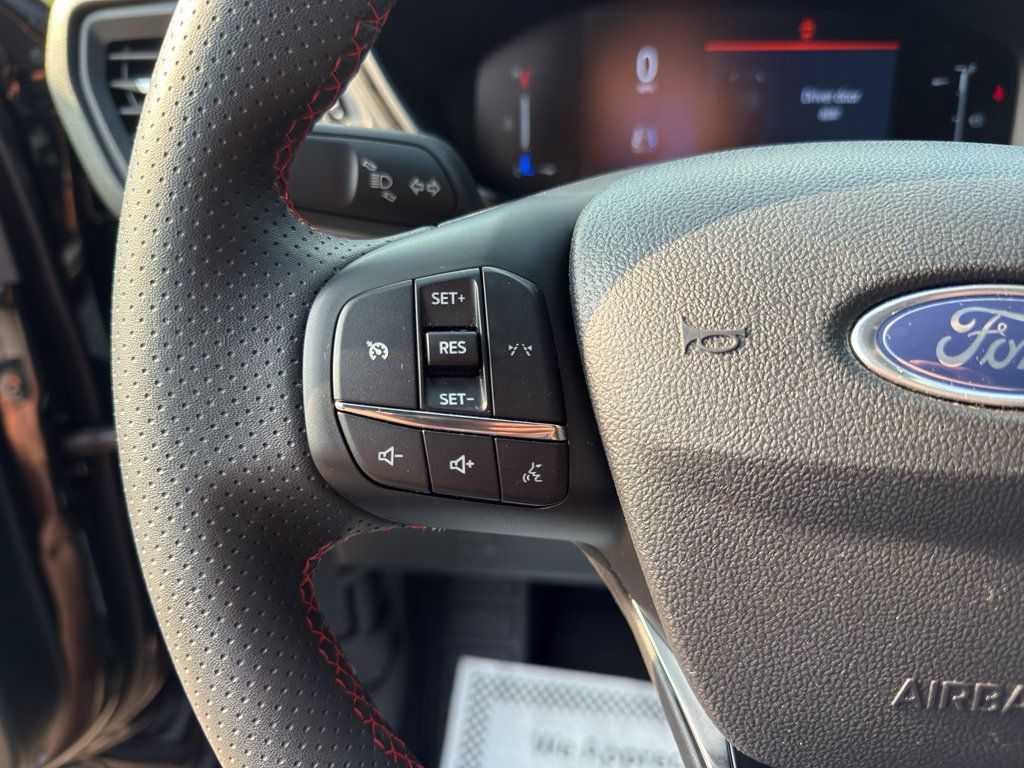 Certified 2025 Ford Escape Platinum AWD/4WD image 18