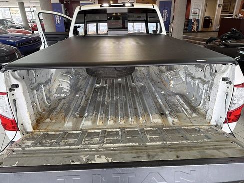 Used 2017 Nissan Titan SV image 27