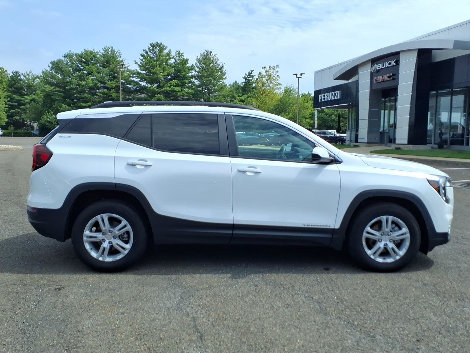 Certified 2024 GMC Terrain SLE w/ Driver Convenience Package FWD image 2