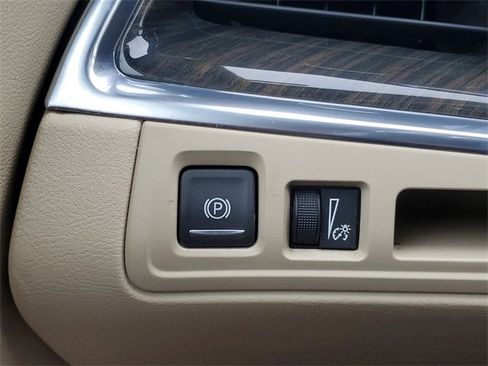 Used 2018 Cadillac XT5 FWD image 19