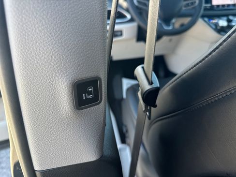 Used 2024 Chrysler Pacifica Select image 27