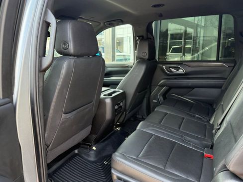 Used 2022 Chevrolet Suburban LT RWD image 27