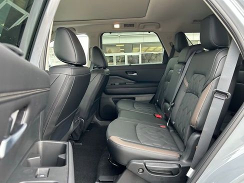 New 2026 Nissan Pathfinder Platinum image 17