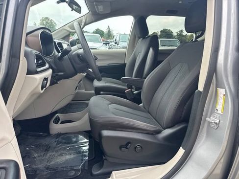 Certified 2018 Chrysler Pacifica Touring w/ Security Group FWD image 9