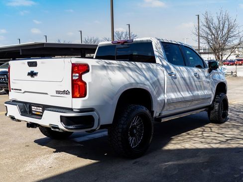 Used 2024 Chevrolet Silverado 1500 High Country w/ Technology Package AWD/4WD image 9