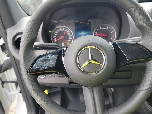 Used 2025 Mercedes-Benz Sprinter 2500 image 7