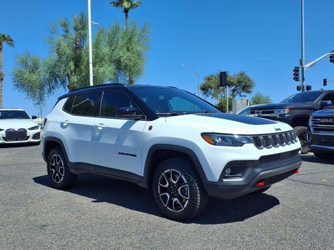 Used 2025 Jeep Compass Trailhawk w/ Trailhawk Convenience Group AWD/4WD image 3