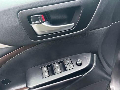 Used 2019 Toyota Highlander XLE image 20