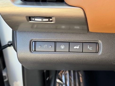 Used 2025 Nissan Pathfinder Platinum image 13