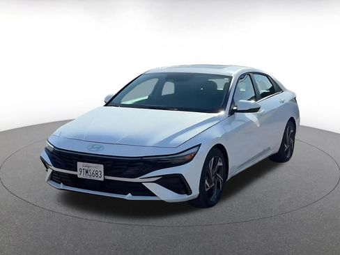 Used 2025 Hyundai Elantra Limited image 7