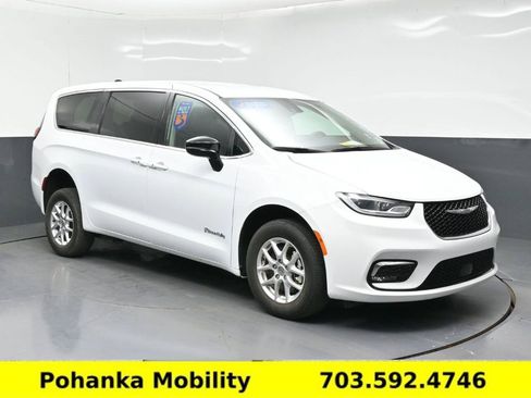 Used 2024 Chrysler Pacifica Touring-L FWD image 3