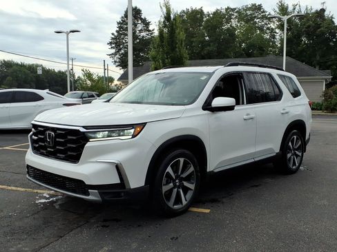 Certified 2025 Honda Pilot Elite image 3