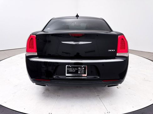 Used 2018 Chrysler 300 Limited image 11