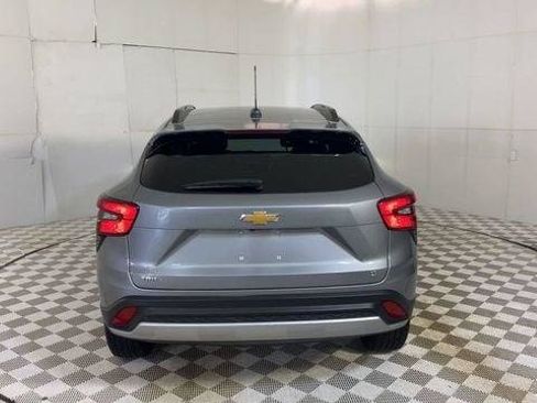 Used 2025 Chevrolet Trax LT FWD image 2