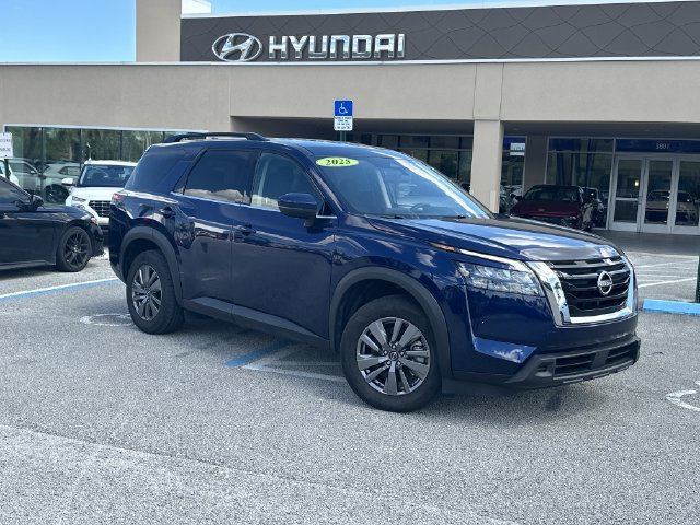 Used 2025 Nissan Pathfinder SV FWD image 1