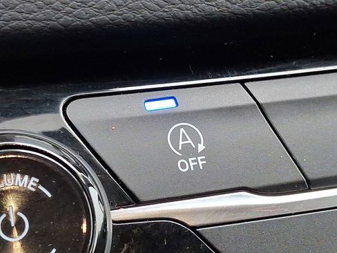 Used 2023 Chrysler Voyager LX image 26