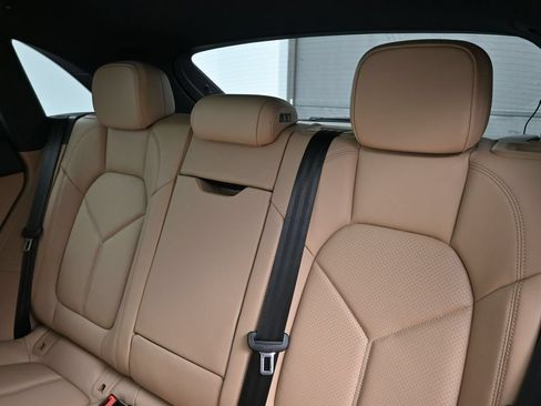 Certified 2026 Porsche Macan AWD/4WD image 6