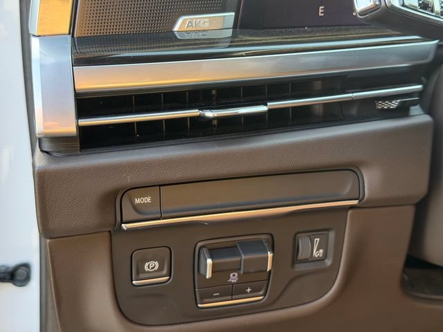 Used 2025 Cadillac Escalade Premium Luxury RWD image 16