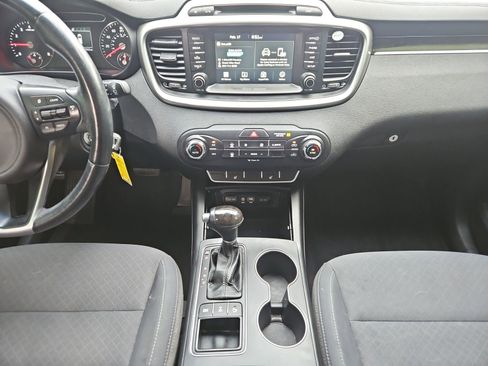Used 2017 Kia Sorento LX w/ LX Convenience Package image 11