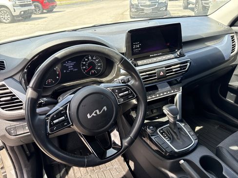Used 2023 Kia Seltos S w/ Navigation Package image 7