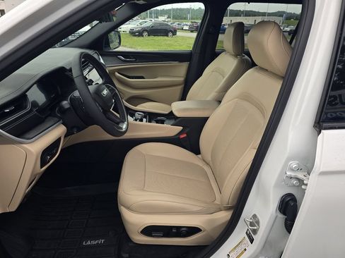 Used 2024 Jeep Grand Cherokee L Limited w/ Luxury Tech Group II AWD/4WD image 14