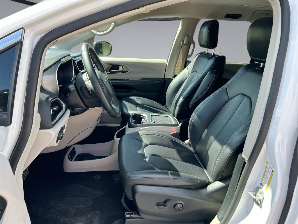 Used 2024 Chrysler Pacifica Touring-L FWD image 11